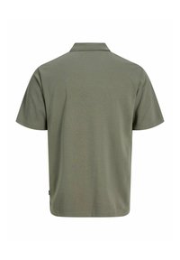 Egyszínű olívazöld rövid ujjú galléros póló hátrafelé nézve, gallérral, látható logók vagy minták nélkül.