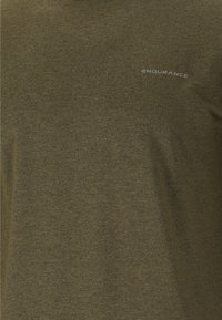 Olivgrünes kurzärmliges T-Shirt aus weichem, atmungsaktivem Stoff mit dezentem Texturmuster. "ENDURANCE"-Logo in Silber auf der Brust aufgedruckt.