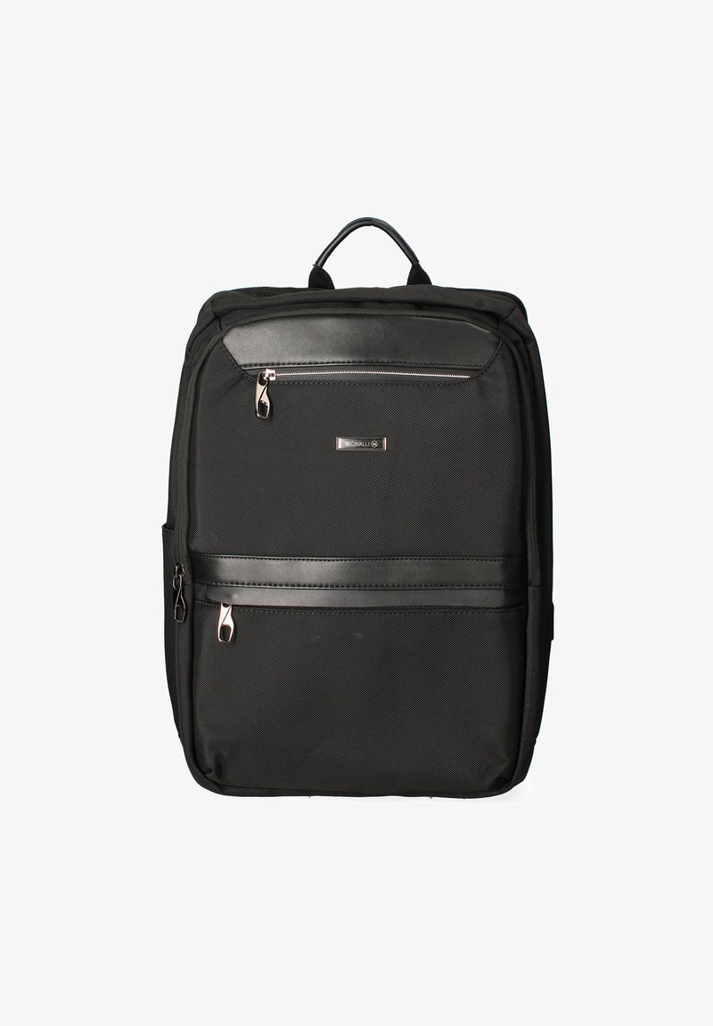 Zaino nero realizzato in tessuto con una finitura texturizzata, dotato di un pannello superiore liscio simile alla pelle, due scomparti con zip e una maniglia superiore.
