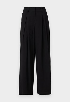 Musta leveälahkeinen housut, jotka on valmistettu sileästä kankaasta, korkealla vyötäröllä, edessä on poimutuksia ja virtaava siluetti.