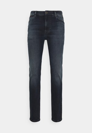 Jeans da uomo slim fit di colore grigio scuro con design classico a cinque tasche e chiusura con bottoni, mostrati frontalmente su uno sfondo semplice.
