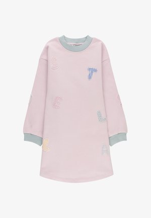 Abito rosa con scollo rotondo, maniche lunghe e diverse applicazioni di lettere in colori pastello. I polsini sono di un grigio chiaro. Tessuto dalla texture morbida.