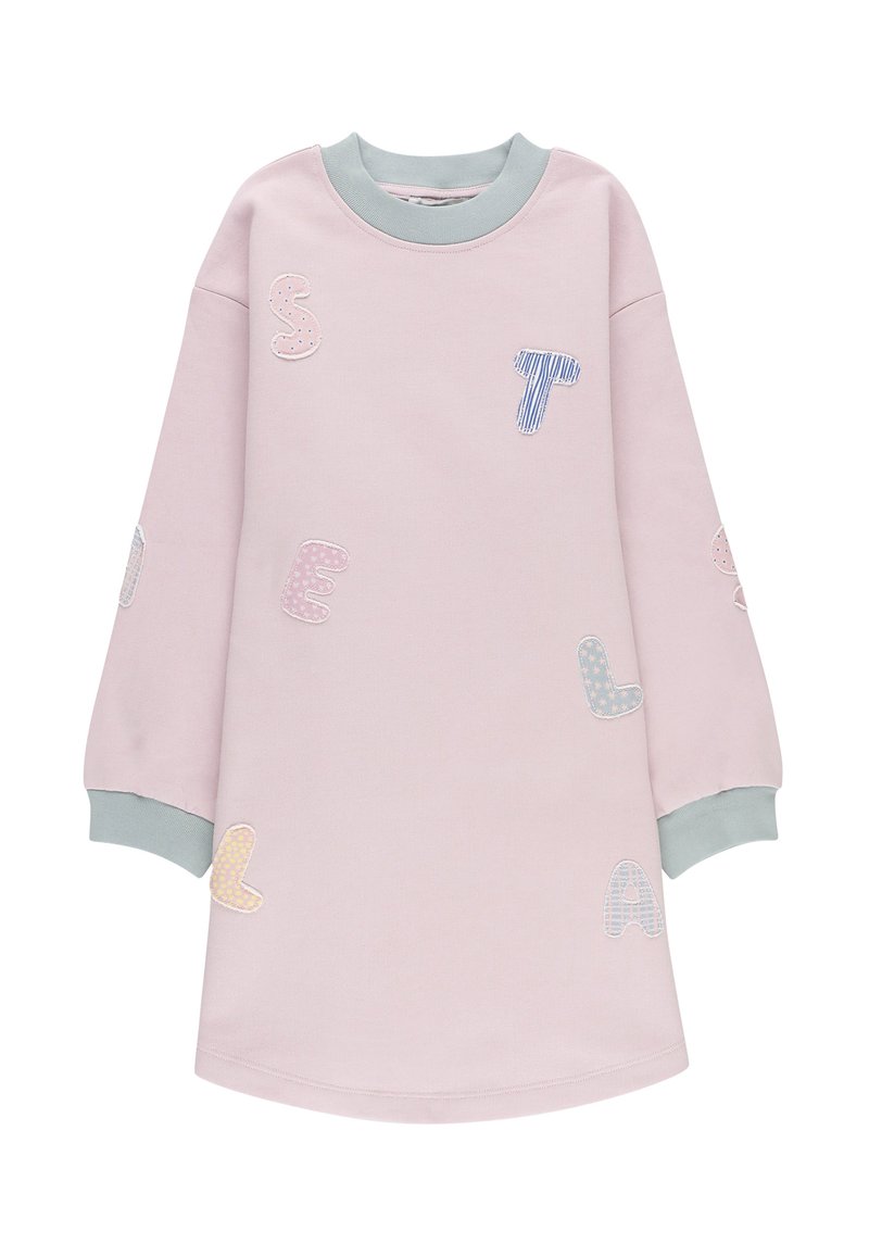 Abito rosa con scollo rotondo, maniche lunghe e diverse applicazioni di lettere in colori pastello. I polsini sono di un grigio chiaro. Tessuto dalla texture morbida.