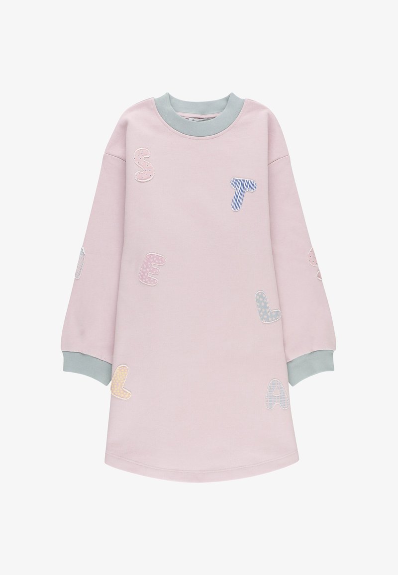 Abito rosa con scollo rotondo, maniche lunghe e diverse applicazioni di lettere in colori pastello. I polsini sono di un grigio chiaro. Tessuto dalla texture morbida.