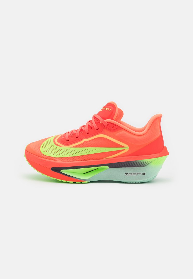 Neon-orange Laufschuh mit einem atmungsaktiven Mesh-Obermaterial, hervorgehobenen grünen Akzenten und einer auffälligen, dicken Schaumzwischensohle für Dämpfung.