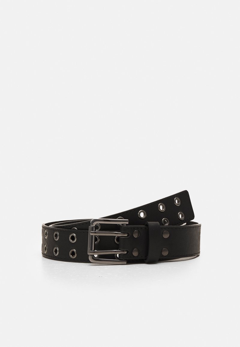 Ceinture en cuir noir avec double boucle métallique et plusieurs œillets métalliques ronds uniformément espacés le long de sa longueur.