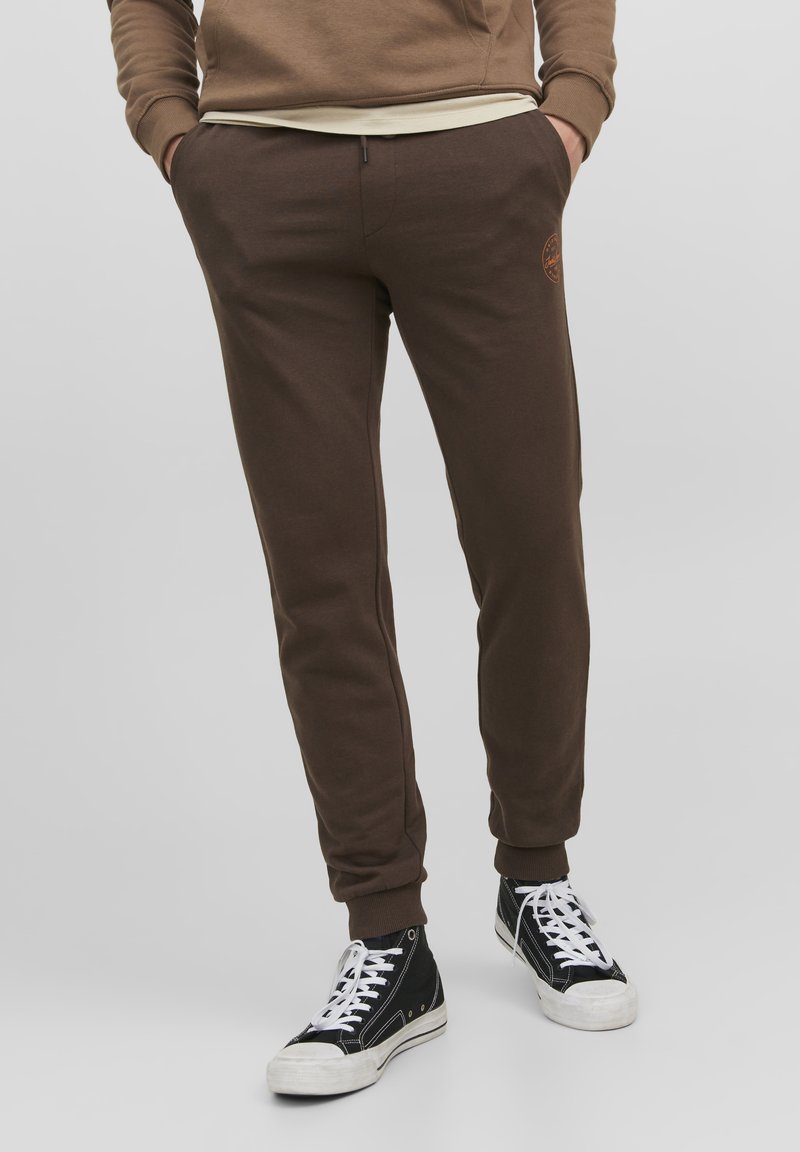 Jack & Jones - JJIGORDON JJSHARK PANTS  - Verryttelyhousut - seal brown, Suurenna