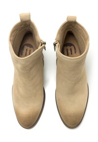 Stivali ankle beige in suede con una texture liscia, punta affusolata, zip laterale e tacco corto con linguetta. L'interno mostra un logo sulla soletta.
