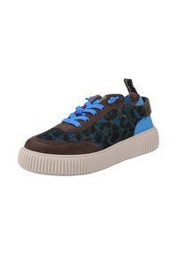 Sneaker in suede marrone e blu con un design a stampa leopardata, dotati di lacci blu, suola testurizzata e un'assenza sul retro.