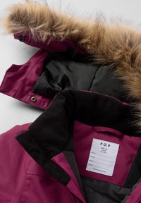 Lasten viininpunainen talvitakki, jossa on irrotettava tekoturkishuppu ja musta fleece-vuorattu kaulus, kokoa 116, tarkoitettu 5-6-vuotiaille.