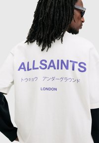 AllSaints UNDERGROUND CREW - Nyomott mintás póló - ashen white purple
