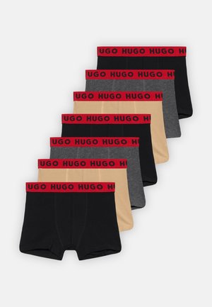 Seks par herreboxershorts i svart, grått og beige, hver med en rød linning med merkevarenavnet "HUGO" i svart.