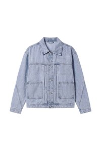 Veste en jean bleu clair avec fermeture à boutons, deux grandes poches devant, manches longues et col, posée à plat sur un fond blanc.