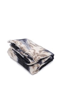 Morbidissimo plaid intrecciato in beige, blu navy e grigio con un motivo astratto. Presenta bordi frangiati; piegato ordinatamente per mettere in risalto il design e la texture.