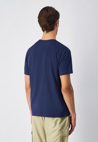 Marineblaue Kurzarm-T-Shirt mit rundem Halsausschnitt und glatter Textur. Klassische Passform, schlichtes Design ohne sichtbare Muster oder Akzente.