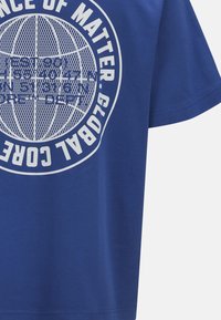 Blå bomuld T-shirt med et hvidt grafisk tryk med en globus-design og tekst. Korte ærmer og en afslappet pasform.