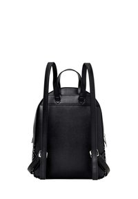 Sac à dos en cuir noir avec une texture lisse, deux bretelles réglables et une poignée supérieure. Présente des fermetures éclair argentées et un design minimaliste.
