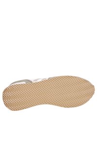 Lichte sneaker met een rubberen zool met een visgraatpatroon, witte mesh bovenkant en grijze accenten. Ontworpen voor grip en comfort.