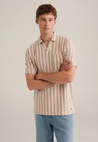 Camisa polo de manga corta en marrón claro con rayas verticales blancas. Cuenta con un escote en V y un bolsillo en el pecho. Hecha de una tela texturizada.