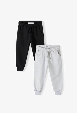 Zwei Paar Jogginghosen: eine schwarze und eine hellgraue. Beide haben einen elastischen Bund, Seitentaschen und schmal zulaufende Säume. Weicher Stoff.
