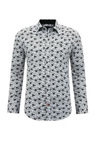 Blouse met lange mouwen en knopen, wit van kleur met een patroon van zwarte abstracte gezichten, voorzien van een opvallende rode knoop vlak bij de onderkant.