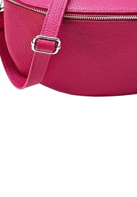 Rosa Leder Umhängetasche mit strukturiertem Finish, Reißverschluss und verstellbarem Tragegurt mit Details aus silbernem Beschlag.