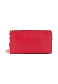 Pochette rectangulaire en cuir rouge avec fermeture éclair dorée sur le dessus et chaîne dorée partiellement visible sur fond blanc.