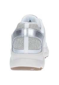 Chaussure de sport blanche avec un accent métallique argenté au niveau du talon et un dessus en tissu texturé. Dispose d'une semelle rembourrée et d'une languette à l'arrière.