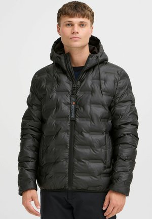 Doudoune noire avec capuche, dotée d'un design matelassé, fermeture éclair à l'avant, cordons de serrage élastiques et une étiquette de marque discrète.