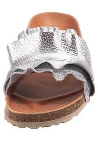 Zilveren metallic slide sandalen met een gestructureerde bovenkant met gerimpelde accent, een bruine gewatteerde binnenzool en een kurkachtige buitenzool.