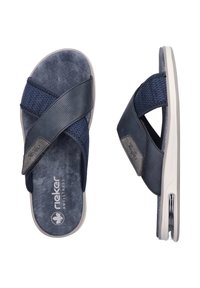 Tongs navy avec des brides en textile croisées, semelle texturée et semelle rembourrée ; comprend un coussin d'air transparent au niveau du talon.