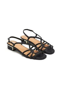 Sandalias negras de tiras con parte superior trenzada, diseño de punta abierta y tacón bajo bloque. Plantilla de cuero suave y correa ajustable en el tobillo.
