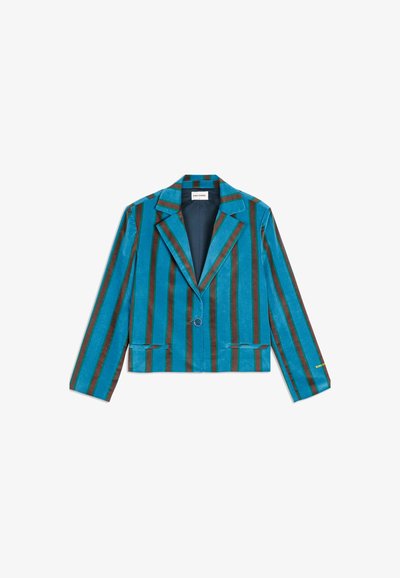 Tirkizni skraćeni blazer s vertikalnim smešnim i crnim prugama, ovratnikom s notches-om, zatvaranjem na jednim dugmetom i dva prednja džepa s flap-om.