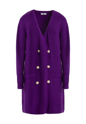 Paarse gebreide cardigan met een v-hals, dubbele sluiting, gouden knopen en twee voorzakken. De textuur van de stof voegt warmte toe.