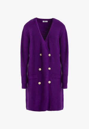 Cardigan en tricot violet avec un décolleté en V, design double boutonnage, boutons dorés et deux poches avant. Le tissu texturé apporte de la chaleur.