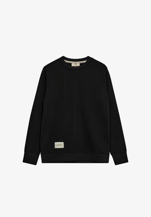 Schwarzer Pullover aus weichem Stoff, mit rundem Hals, langen Ärmeln und einem kleinen weißen Etikett an der unteren linken Vorderseite.