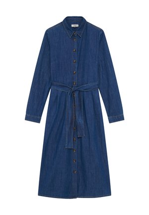 Robe en denim à boutons avec manches longues, de couleur bleu clair, taille cintrée avec une ceinture et surpiqûres contrastantes le long des coutures.