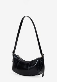 Bolso de mano de cuero negro con una forma curva, correa única ajustable, detalle de cremallera plateada y un acabado texturizado sutil.