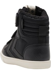 Sneakers alte nere caratterizzati da una parte superiore in pelle e tessuto testurizzati, colletto imbottito, cinturini in Velcro e suola in gomma con un bordo bianco.