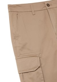 Beige Cargo-Hosen aus Baumwolle, mit Seitentaschen, Knopfverschluss und gestickten Details. Glatte Textur und lässiges Design.