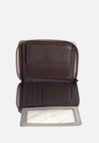 Portafoglio in pelle marrone con chiusura a zip, dotato di diverse fessure per carte e una finestra per l'identificazione trasparente, con un rivestimento interno color crema.
