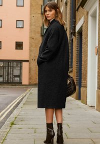 Friends Like These Cappotto classico - black