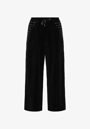 Zwarte wijdvallende broek gemaakt van zachte stof, met een trekkoord in de tailleband en studs op de voortassen.