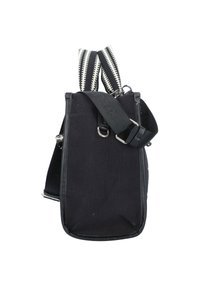 Svart canvasväska med rektangulär form, med en texturerad svartvit mönstrad rem och metallbeslag.