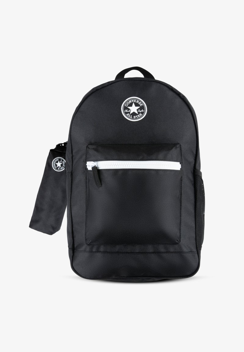 Schwarzer Rucksack mit runder Form, aus strapazierfähigem Stoff gefertigt. Verfügt über eine vordere Reißverschlusstasche, weiße Reißverschlussdetails und ein Logo-Patch.