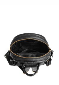 Borsa nera in pelle con una finitura testurizzata, zip dorata e un ampio interno. Presenta numerose tasche e cinghie regolabili.