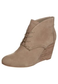 Stivale alla caviglia in camoscio tan con tacco a wedge, lacci, punta tondeggiante, dettagli perforati discreti e design del tacco impilato texturizzato.