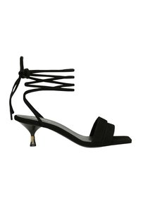 Schwarze Wildlederabsatzsandalen mit Knöchelband, offenen Zehen, quadratischer Vorderseite und konischem Absatz, der an der Basis mit einem goldenen Akzent versehen ist.