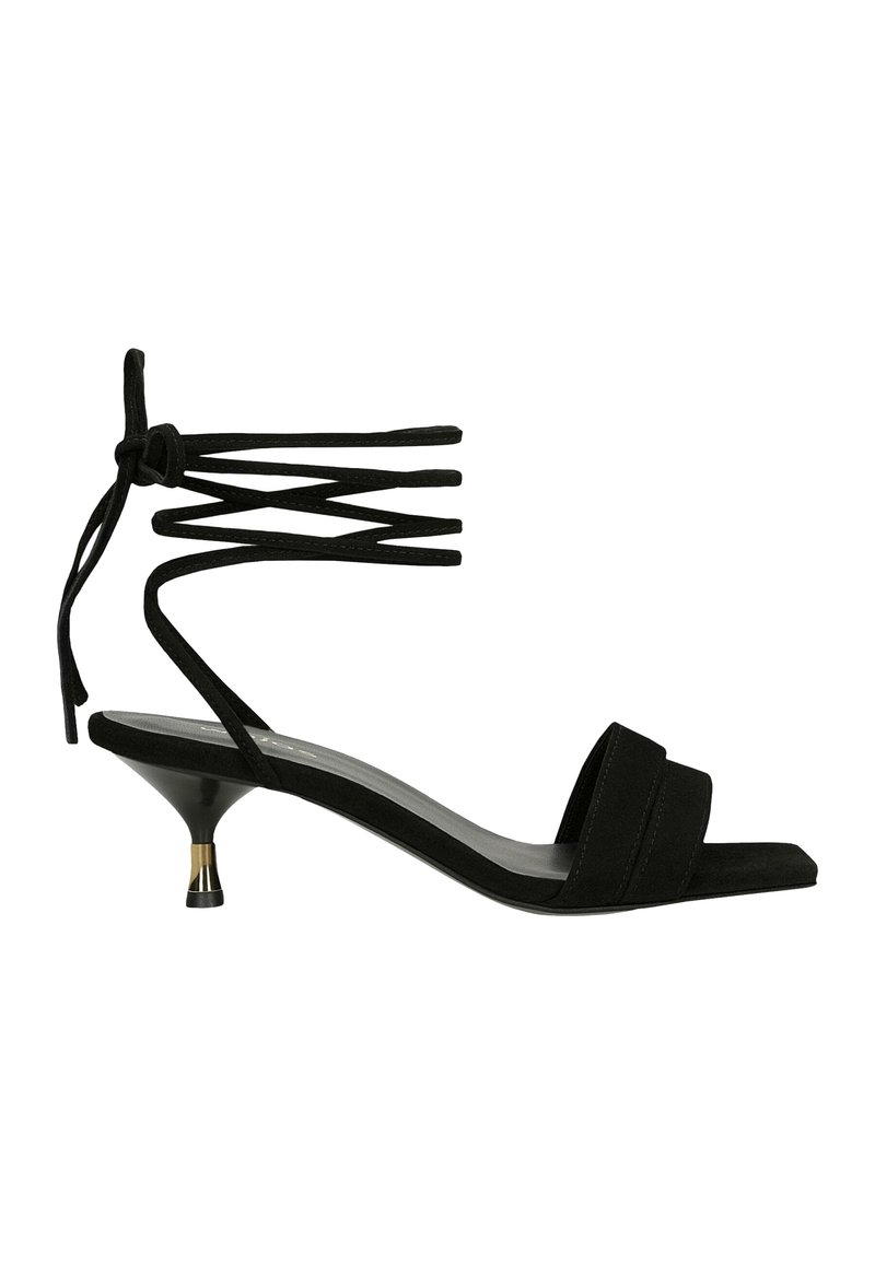 Schwarze Wildlederabsatzsandalen mit Knöchelband, offenen Zehen, quadratischer Vorderseite und konischem Absatz, der an der Basis mit einem goldenen Akzent versehen ist.