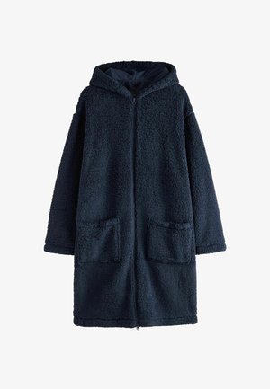 Dunkelblaue strukturierte Fleecejacke mit einem zentralen schwarzen Zwei-Wege-Reißverschluss, teilweise geöffnet und zeigt darunter Haut.